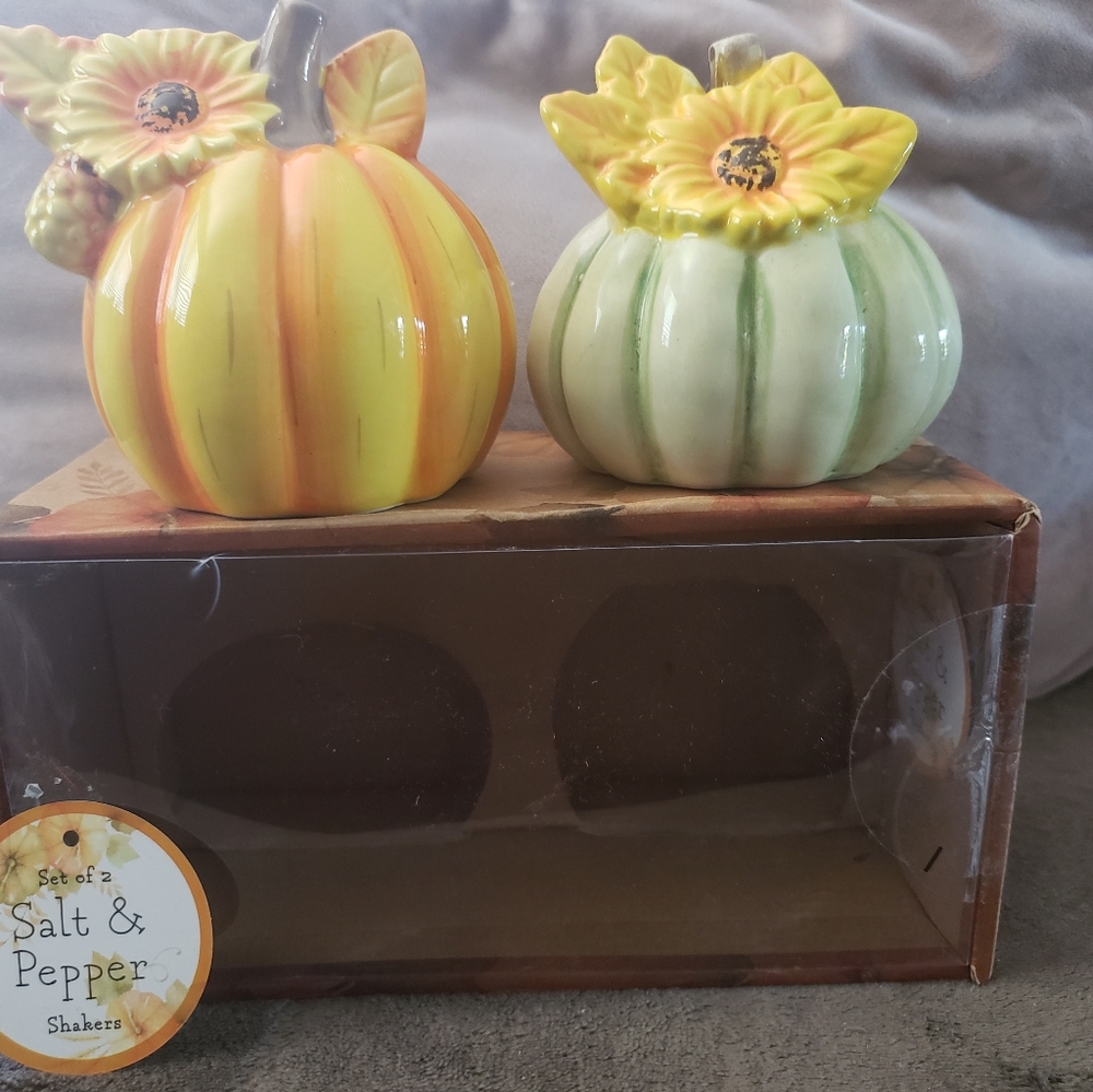 Salt & pepper shakers - Picture 3 of 5